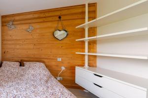 Postel nebo postele na pokoji v ubytování appartement en chalet individuel sauna piscine