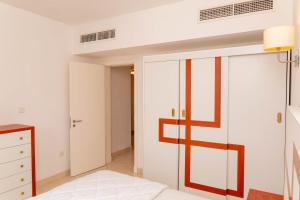 a bedroom with a bed and a closet at One Bedroom Apartment - Hawana Salalah in Ţāqah