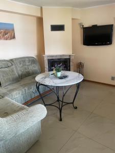TV a/nebo společenská místnost v ubytování Kaszubskie Apartamenty nad jeziorem