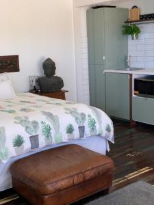 Kuchyň nebo kuchyňský kout v ubytování Studio South Port - Lush Private Oceanfront Studio Apartment