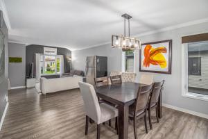 ガティノーにあるBeautiful Room 4mins from Gatineau Ottawa Airportのテーブルと椅子のあるダイニングルームとリビングルーム