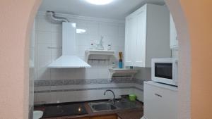 Kuchyňa alebo kuchynka v ubytovaní TORREVIEJA Apartamento + 24 fotografií