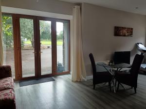 TV a/nebo společenská místnost v ubytování A Beautiful countryside apartment on killarney Road + 7 fotografií