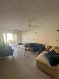 Posezení v ubytování 3 bedroom 2 bathrooms, ground floor with large swimming pool at stella heightssidy abd el rahman