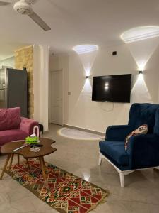TV a/nebo společenská místnost v ubytování 3 bedroom 2 bathrooms, ground floor with large swimming pool at stella heightssidy abd el rahman