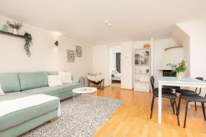 un soggiorno con un divano e un tavolo di Pärnu Old Town Apartment with Patio a Pärnu