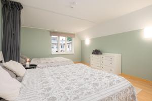una camera da letto con due letti e una finestra di Pärnu Old Town Apartment with Patio a Pärnu