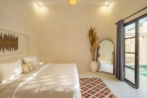 Ein Bett oder Betten in einem Zimmer der Unterkunft Villa Affinity Canggu by OriVista Great Location