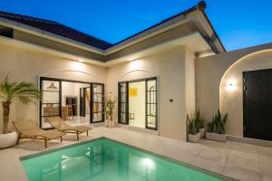 Der Swimmingpool an oder in der Nähe von Villa Affinity Canggu by OriVista Great Location