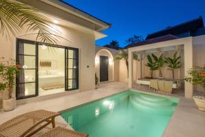 ein Swimmingpool im Hinterhof eines Hauses in der Unterkunft Villa Affinity Canggu by OriVista Great Location in Canggu