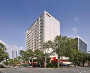 un grand bâtiment avec un panneau sur son côté dans l'établissement Matrix Hotel, à Edmonton