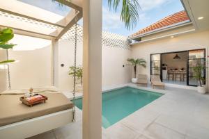 Der Swimmingpool an oder in der Nähe von Villa Affinity Canggu by OriVista Great Location
