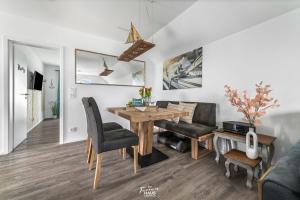 ein Esszimmer mit einem Holztisch und Stühlen in der Unterkunft Glück in Kappeln + 30 Fotos