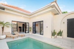 Der Swimmingpool an oder in der Nähe von Villa Affinity Canggu by OriVista Great Location