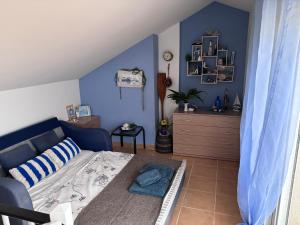 Un dormitorio con una cama y una pared azul. en Apartamento con piscinas y wifi en playas Costa Norte, en Vinarós 13 fotos más