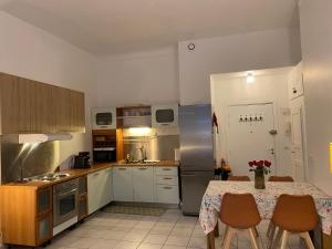 Köök või kööginurk majutusasutuses The French Coastal Retreat by J - Central, 5 Mins to SEA, Tram, Train, AC, WiFi