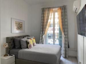 Televiisor ja/või meelelahutuskeskus majutusasutuses The French Coastal Retreat by J - Central, 5 Mins to SEA, Tram, Train, AC, WiFi