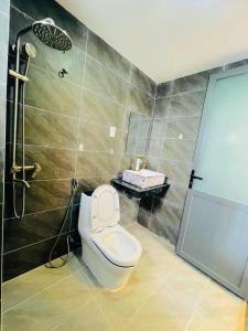 a bathroom with a toilet and a shower at KSI-HOME Đà Lạt in Khu Chi Lăng +9 photos
