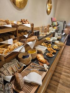 ein Buffet mit viel Brot und Gebäck in der Unterkunft Posthotel Usseln in Willingen