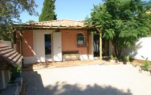 ein Haus mit einer Bank davor in der Unterkunft Le mazet in Saint-Mandrier-sur-Mer + 13 Fotos