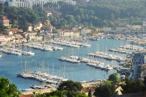 eine Gruppe von Booten, die in einem Hafen angedockt sind in der Unterkunft Le mazet in Saint-Mandrier-sur-Mer
