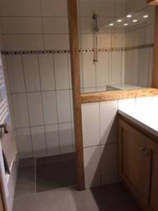 a kitchen with white tiled walls and a counter top at Gîte location de vacances : G2735 in Saint-Maximin-la-Sainte-Baume