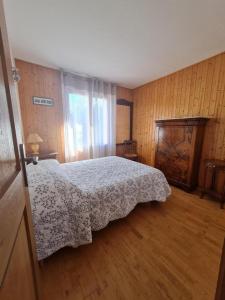 a bedroom with a bed and a wooden floor at Gîte location de vacances : G2735 in Saint-Maximin-la-Sainte-Baume