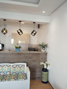 een keuken met een bar met een toonbank met bloemen bij Maison kelibia Ezzahra plage a pied in Ḩammām al Ghazzāz