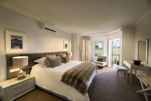 Una cama o camas en una habitación de Fancourt Hotel