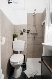 a bathroom with a toilet and a shower at Schicke Altbauwohnung in Kiel Mitte 24-7 Check In in Kiel +19 photos
