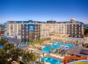 锡德Vox Maris Resort - Ultra All Inclusive的享有酒店空中景致,设有大型游泳池