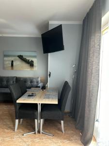 Televízia a/alebo spoločenská miestnosť v ubytovaní Apartament na nowej starówce