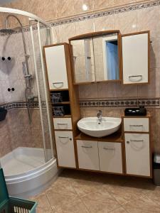 Kúpeľňa v ubytovaní Apartament na nowej starówce + 36 fotografií