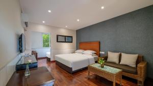 a bedroom with a bed and a couch at Wenjun Courtyard Hotel ---5 mins walk from Tonghuimen metro station, near Tianfu square, close by culture park and Sichuan opera house, English speaking service, local tours in Chengdu