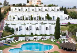 The swimming pool at or close to Hôtel Mandy