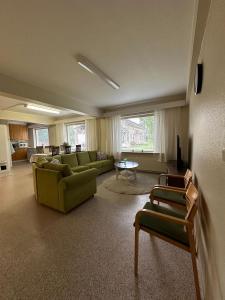 Χώρος καθιστικού στο Lepopaikka Lokinpesä, Majoitus ja Camping