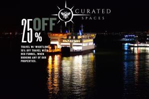 Nachts liegt ein Boot im Wasser. in der Unterkunft The Brackens in Seaview