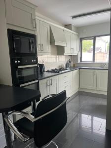 Η κουζίνα ή μικρή κουζίνα στο Lovely Home in South Dublin