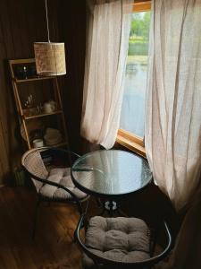 Posezení v ubytování Tiny lake house