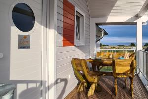 einen Tisch auf der Veranda eines Hauses in der Unterkunft Glück in Kappeln