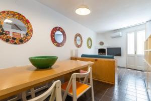 Kuchyň nebo kuchyňský kout v ubytování Casa Arcobaleno Carloforte