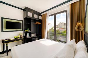 Postel nebo postele na pokoji v ubytování Rokas Hoi An Boutique Hotel