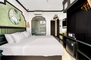 Postel nebo postele na pokoji v ubytování Rokas Hoi An Boutique Hotel