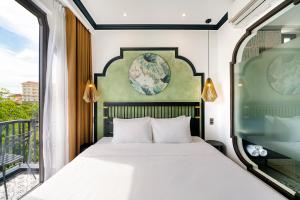 Postel nebo postele na pokoji v ubytování Rokas Hoi An Boutique Hotel