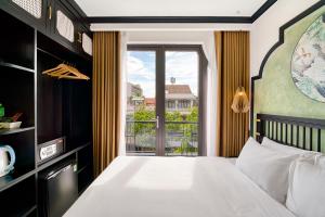 Postel nebo postele na pokoji v ubytování Rokas Hoi An Boutique Hotel