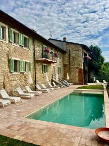 Bazén v ubytování Relais Dal Cavaliere nebo v jeho okolí