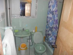 A bathroom at El Mochilero