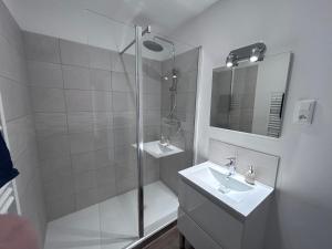 une salle de bain blanche avec une douche et un lavabo dans l'établissement Charme Manosquins, à Manosque 13 autres photos