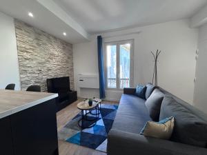 un salon avec un canapé et une table dans l'établissement Charme Manosquins, à Manosque