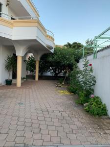 un patio de una casa con un edificio en Apartments Boffi, en Ulcinj 7 fotos más